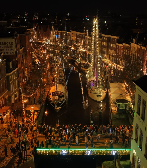 Groninger haven met verlichte bootjes op een winteravond