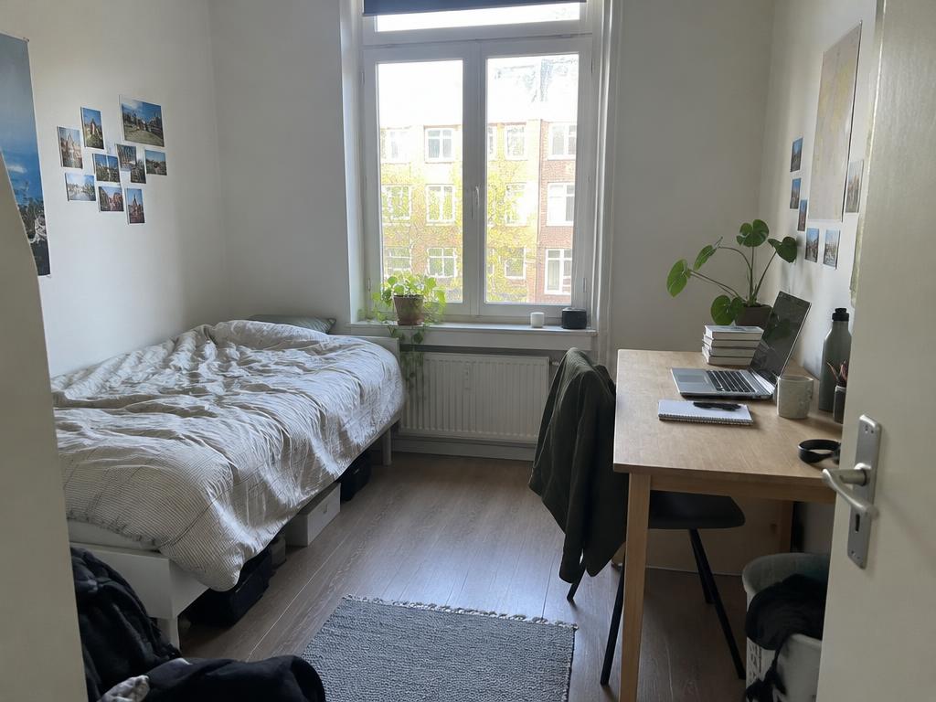 Een lichte, bewoonde privékamer